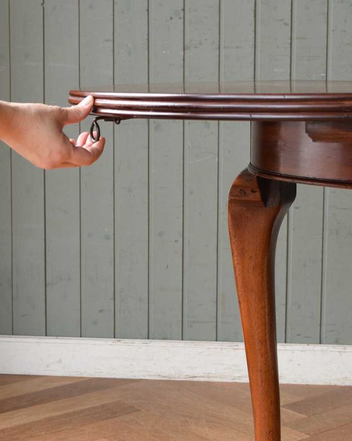 アンティークのテーブル　アンティーク家具　1910年代の英国輸入のアンティーク家具、クイーンアンスタイルのエクステンションテーブル。天板を引いて・・・。(m-599-f)