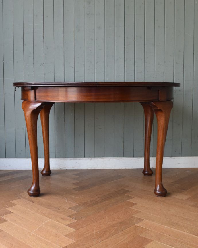 アンティークのテーブル　アンティーク家具　1910年代の英国輸入のアンティーク家具、クイーンアンスタイルのエクステンションテーブル。閉じるとコンパクトになるのでアパートや一人住まいの方にもオススメ！。(m-599-f)