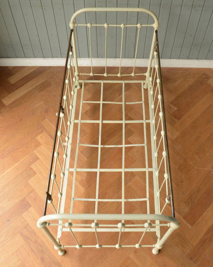 フランスから届いた赤ちゃんのための家具、アンティーク アイアン