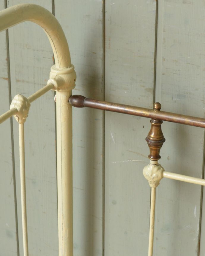 めずらしい家具　アンティーク家具　フランスから届いた赤ちゃんのための家具、アンティーク　アイアンベビーベッド。温かみのある装飾が嬉しいデザイン。(m-601-f)