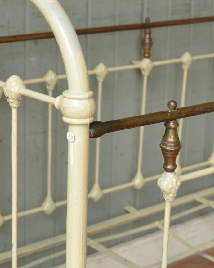 めずらしい家具　アンティーク家具　フランスから届いた赤ちゃんのための家具、アンティーク　アイアンベビーベッド。ゴールド×ホワイト色使いも美しい。(m-601-f)