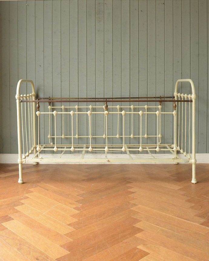 めずらしい家具　アンティーク家具　フランスから届いた赤ちゃんのための家具、アンティーク　アイアンベビーベッド。こちら側も、もちろんキレイです！アンティークは新品ではないので、もちろん経年変化によるキズはありますが、専門の職人がきちんとお直しをしているので、180度どの角度もキレイです。(m-601-f)