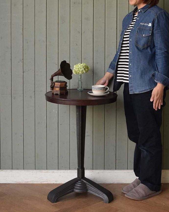 アンティークのテーブル　アンティーク家具　フランスで見つけたベークライト×アイアンのカフェテーブル（REX社のビストロテーブル）。お茶やパソコンをするテーブルにピッタリ！使いたいときに使いたいところに持ってこられる気軽さが魅力です。(m-604-f)