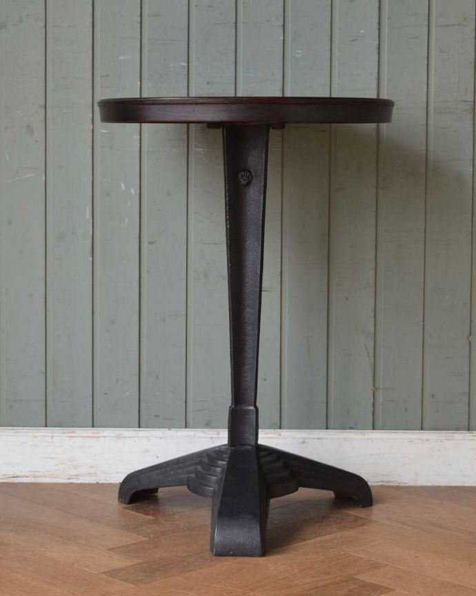 アンティークのテーブル　アンティーク家具　フランスで見つけたベークライト×アイアンのカフェテーブル（REX社のビストロテーブル）。アンティークは新品ではないので、もちろん経年変化によるキズはありますが、専門の職人が目立たないようキレイにお直しをしているので、後姿までキレイです。(m-604-f)