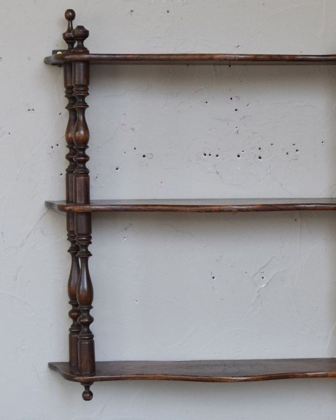 ウォールシェルフ・ウォールハンガー　アンティーク家具　フランス輸入の小さなアンティーク家具、木製のオープンシェルフ（飾り棚）。たっぷり飾れる３段シェルフ。(m-605-f)