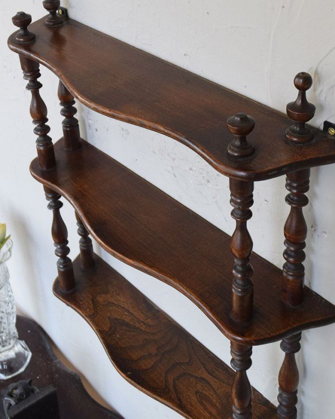 ウォールシェルフ・ウォールハンガー　アンティーク家具　フランス輸入の小さなアンティーク家具、木製のオープンシェルフ（飾り棚）。どこにでも取り付けられるディスプレイラックです。(m-605-f)