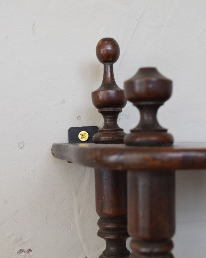 ウォールシェルフ・ウォールハンガー　アンティーク家具　フランス輸入の小さなアンティーク家具、木製のオープンシェルフ（飾り棚）。壁に取り付けられる様に金具も付いています。(m-605-f)