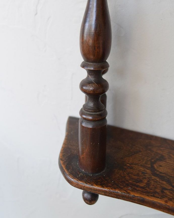 ウォールシェルフ・ウォールハンガー　アンティーク家具　フランス輸入の小さなアンティーク家具、木製のオープンシェルフ（飾り棚）。支柱の装飾が美しいデザインです。(m-605-f)