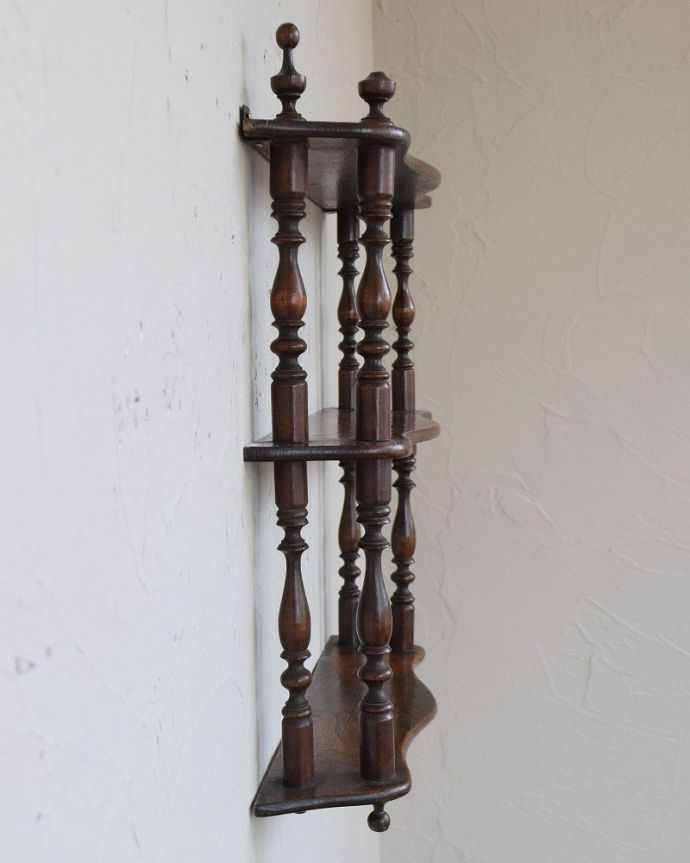 ウォールシェルフ・ウォールハンガー　アンティーク家具　フランス輸入の小さなアンティーク家具、木製のオープンシェルフ（飾り棚）。デザインが凝っているので、どこから見ても絵になります。(m-605-f)