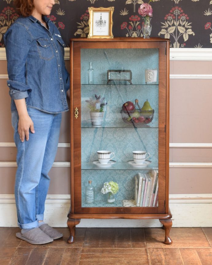 アンティークのキャビネット　アンティーク家具　英国スタイルのアンティーク家具、コンパクトなショーケース（ガラスキャビネット）。お気に入りの雑貨や食器を並べてみましょう。(m-606-f)