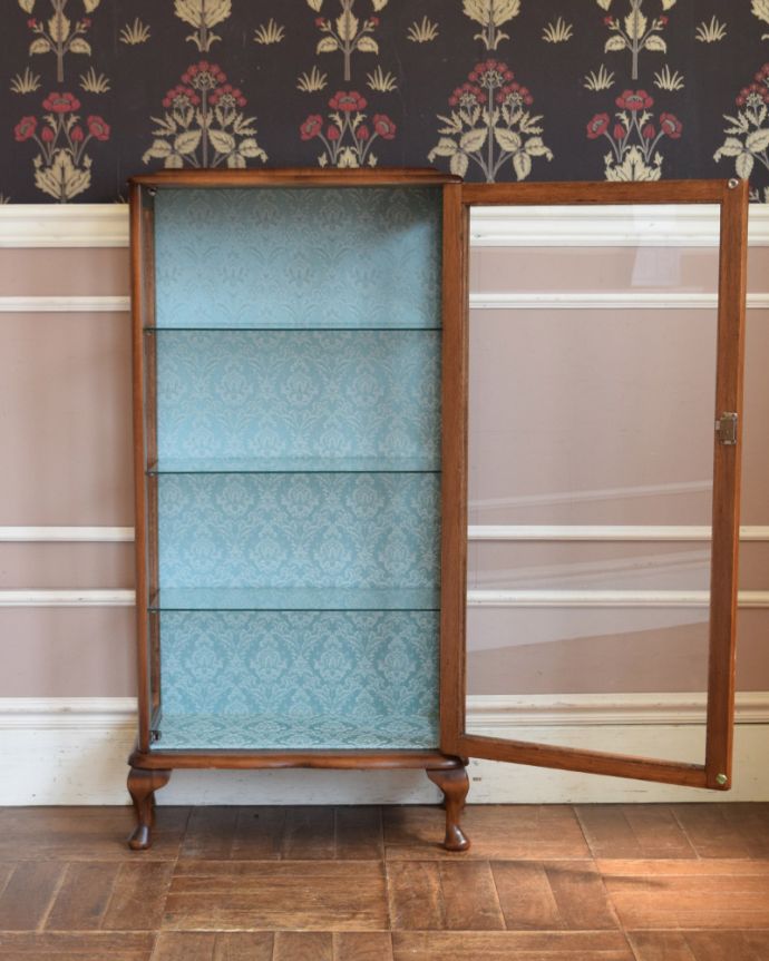 アンティークのキャビネット　アンティーク家具　英国スタイルのアンティーク家具、コンパクトなショーケース（ガラスキャビネット）。３段あります。(m-606-f)