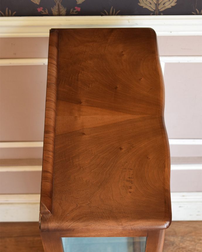 アンティークのキャビネット　アンティーク家具　英国スタイルのアンティーク家具、コンパクトなショーケース（ガラスキャビネット）。天板もピカピカにお直ししました。(m-606-f)