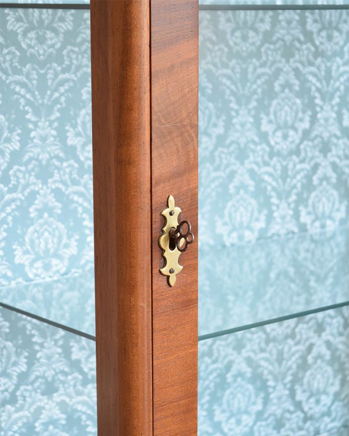 アンティークのキャビネット　アンティーク家具　英国スタイルのアンティーク家具、コンパクトなショーケース（ガラスキャビネット）。取っ手は鍵です。(m-606-f)