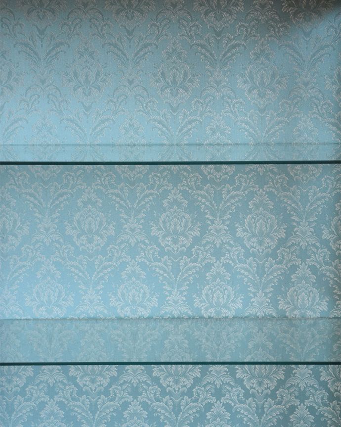 アンティークのキャビネット　アンティーク家具　英国スタイルのアンティーク家具、コンパクトなショーケース（ガラスキャビネット）。柄物の食器やお気に入りのアイテムが引き立つような生地になっています。(m-606-f)