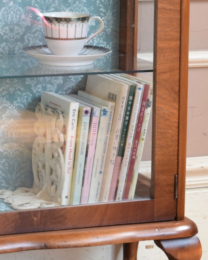 アンティークのキャビネット　アンティーク家具　英国スタイルのアンティーク家具、コンパクトなショーケース（ガラスキャビネット）。雑誌やA4サイズのファイルも収納できます。(m-606-f)