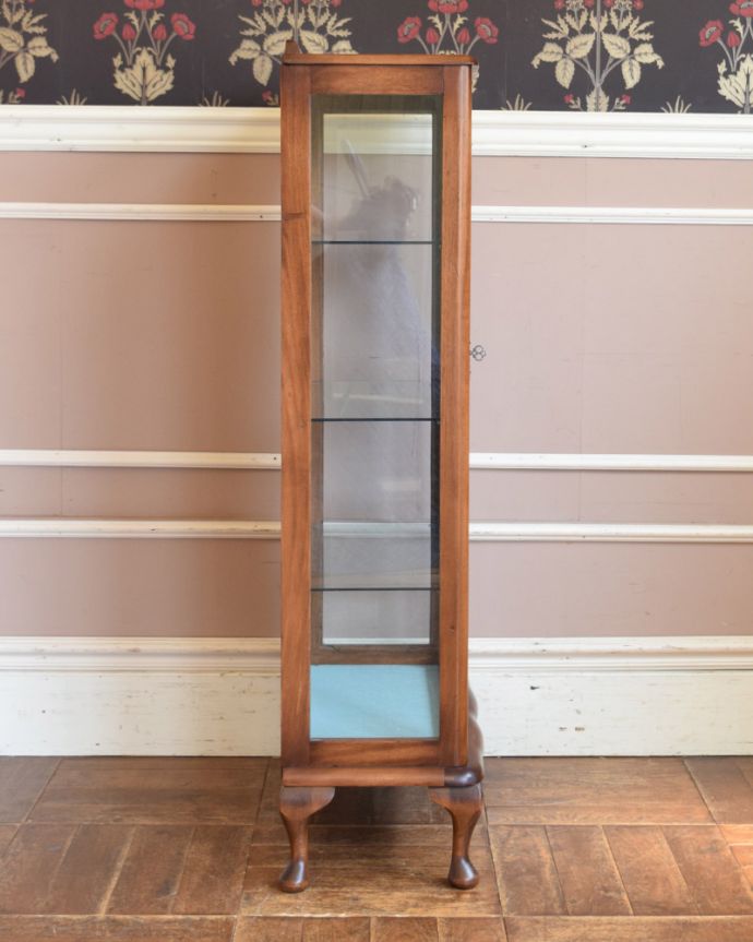 アンティークのキャビネット　アンティーク家具　英国スタイルのアンティーク家具、コンパクトなショーケース（ガラスキャビネット）。サイドもガラスなので、どこから見ても美しいです！。(m-606-f)