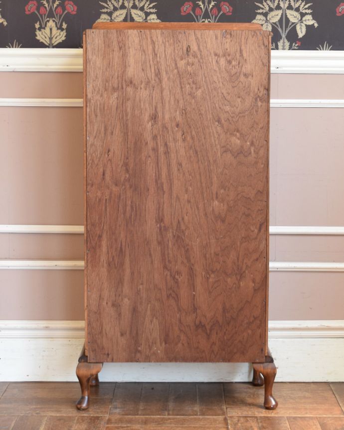 アンティークのキャビネット　アンティーク家具　英国スタイルのアンティーク家具、コンパクトなショーケース（ガラスキャビネット）。アンティークは新品ではないので、もちろん経年変化によるキズはありますが、専門の職人が目立たないようキレイにお直しをしているので、後姿までキレイです。(m-606-f)