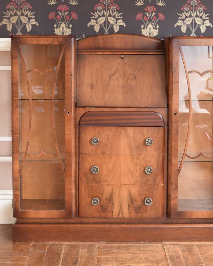 ビューロー　アンティーク家具　英国輸入のアンティーク家具、多機能なアンティークのサイドバイサイド（ビューローディスプレー）。本棚として使ってもいいし、お気に入りの雑貨や写真をディスプレイしてもステキ！鍵が２本付いています。(m-607-f)