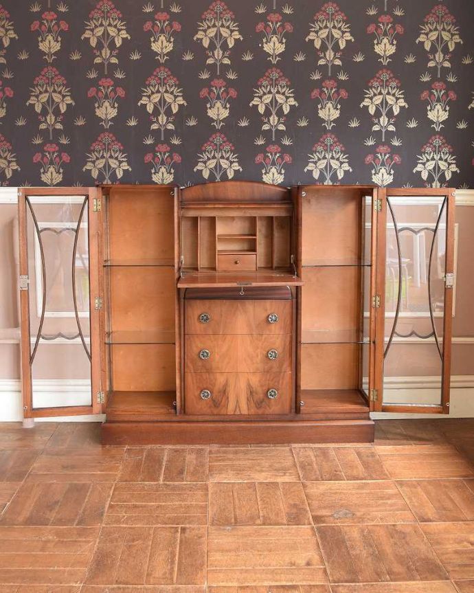 ビューロー　アンティーク家具　英国輸入のアンティーク家具、多機能なアンティークのサイドバイサイド（ビューローディスプレー）。両サイドは、扉の付きの収納棚。(m-607-f)