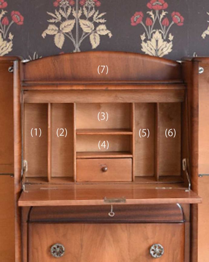 ビューロー　アンティーク家具　英国輸入のアンティーク家具、多機能なアンティークのサイドバイサイド（ビューローディスプレー）。棚に化粧品を片付ければ、奥様のドレッサー代わりにもなりますよ。(m-607-f)