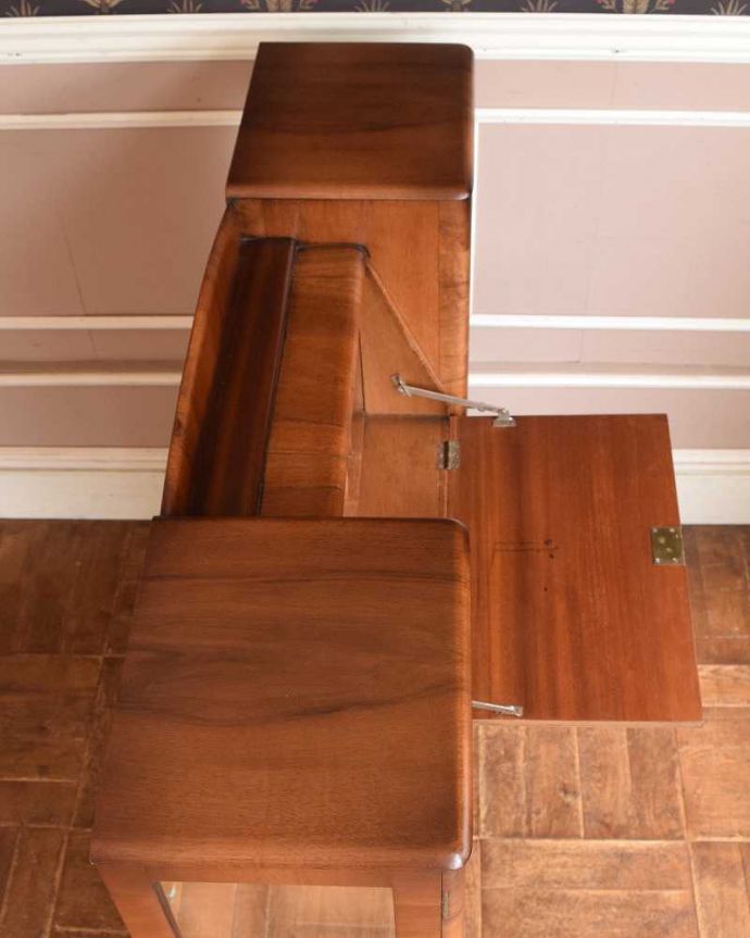 ビューロー　アンティーク家具　英国輸入のアンティーク家具、多機能なアンティークのサイドバイサイド（ビューローディスプレー）。上から見ると、天板はこんな感じ。(m-607-f)