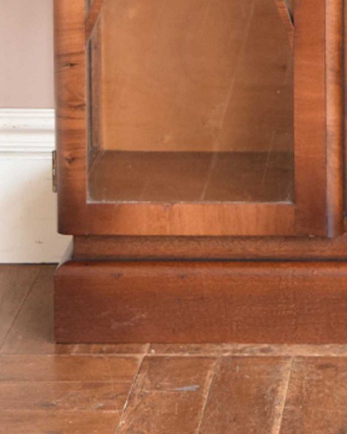 ビューロー　アンティーク家具　英国輸入のアンティーク家具、多機能なアンティークのサイドバイサイド（ビューローディスプレー）。安定感のある脚がしっかり支えます。(m-607-f)