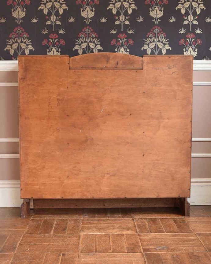 ビューロー　アンティーク家具　英国輸入のアンティーク家具、多機能なアンティークのサイドバイサイド（ビューローディスプレー）。アンティークは新品ではないので、もちろん経年変化によるキズはありますが、専門の職人が目立たないようキレイにお直しをしているので、後姿までキレイです。(m-607-f)