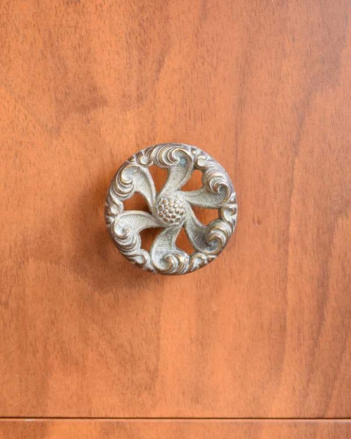 ビューロー　アンティーク家具　英国輸入のアンティーク家具、多機能なアンティークのサイドバイサイド（ビューローディスプレー）。引き出しの取っ手はお花の可愛い取っ手です。(m-607-f)