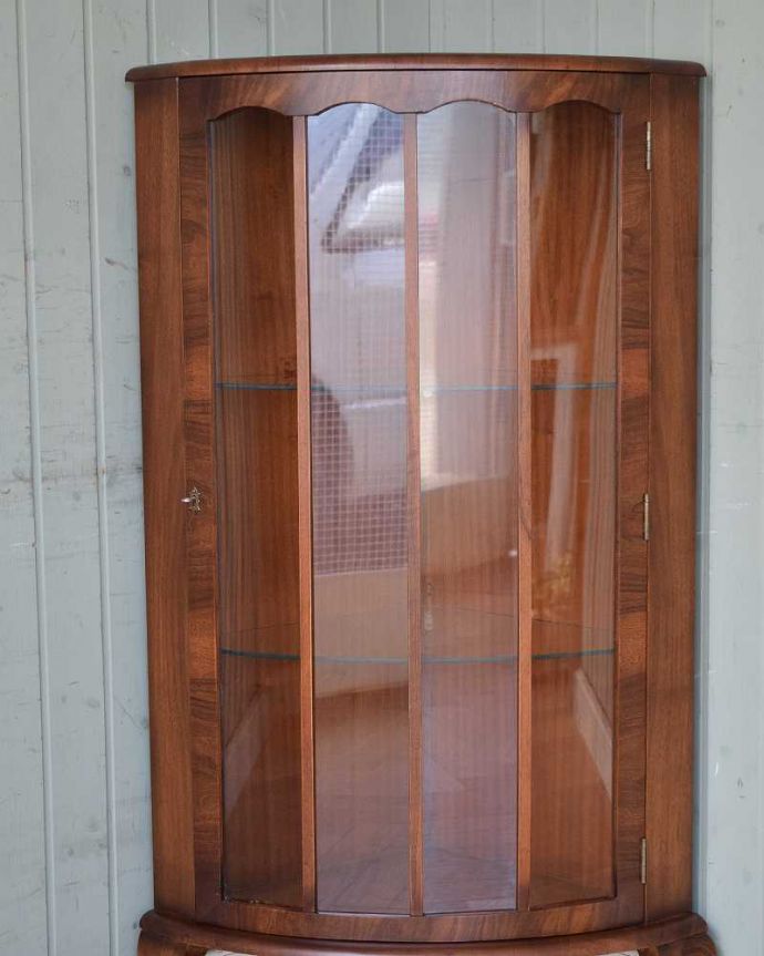 アンティークのキャビネット　アンティーク家具　英国輸入のアンティーク家具、木の装飾が上品なコーナーガラスキャビネット。お部屋の角にすっぽり収まる飾り棚！コーナーのオシャレにいかが？。(m-609-f)