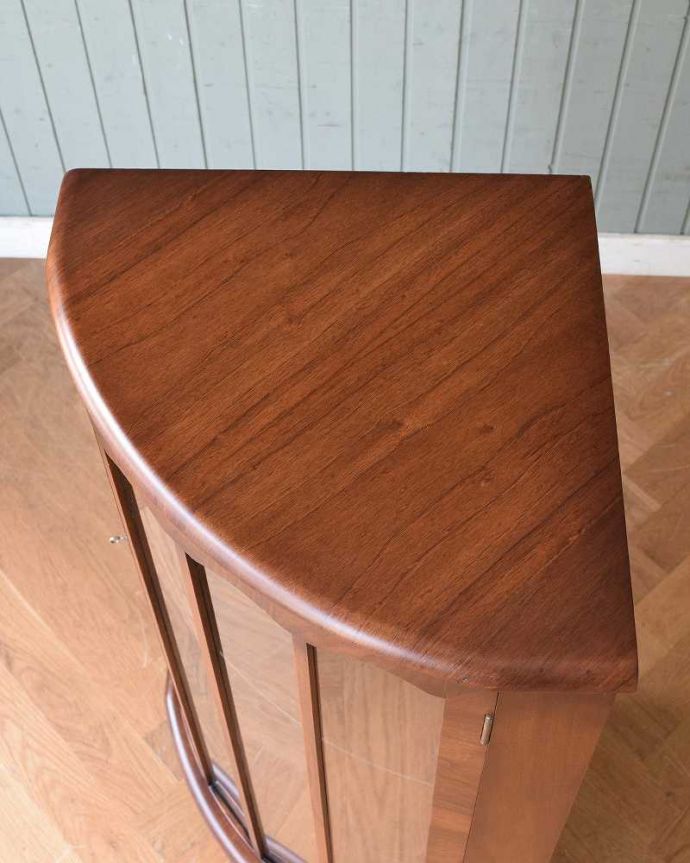 アンティークのキャビネット　アンティーク家具　英国輸入のアンティーク家具、木の装飾が上品なコーナーガラスキャビネット。天板もピカピカにお直ししました。(m-609-f)