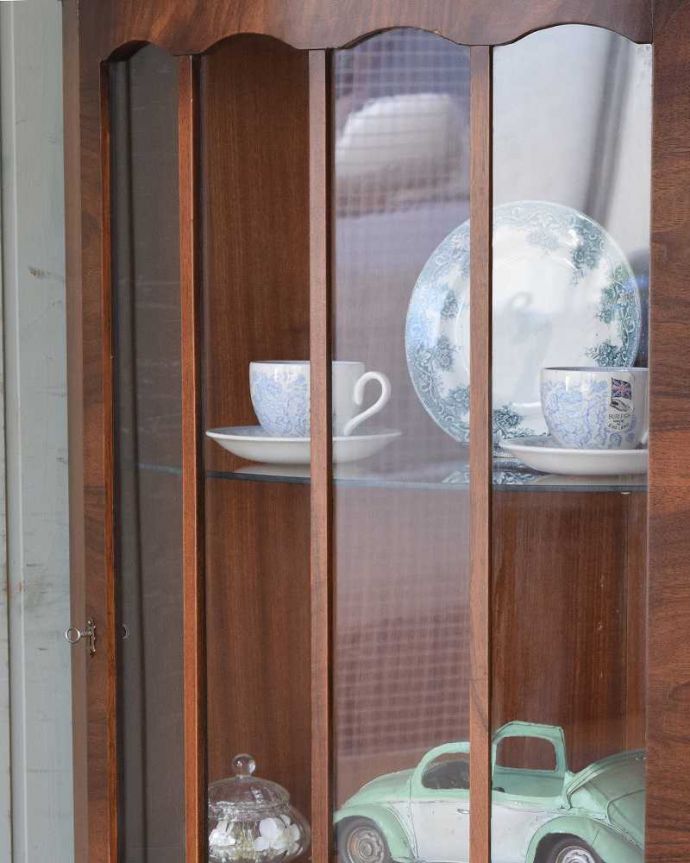 アンティークのキャビネット　アンティーク家具　英国輸入のアンティーク家具、木の装飾が上品なコーナーガラスキャビネット。細い木製の装飾が上品なアクセントになっています。(m-609-f)