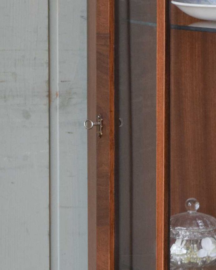 アンティークのキャビネット　アンティーク家具　英国輸入のアンティーク家具、木の装飾が上品なコーナーガラスキャビネット。取っ手は鍵です。(m-609-f)