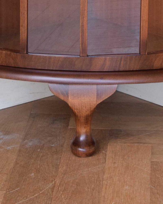 アンティークのキャビネット　アンティーク家具　英国輸入のアンティーク家具、木の装飾が上品なコーナーガラスキャビネット。きちんと支えます。(m-609-f)