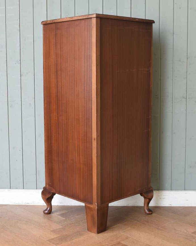 アンティークのキャビネット　アンティーク家具　英国輸入のアンティーク家具、木の装飾が上品なコーナーガラスキャビネット。アンティークは新品ではないので、もちろん経年変化によるキズはありますが、専門の職人が目立たないようキレイにお直しをしているので、後姿までキレイです。(m-609-f)