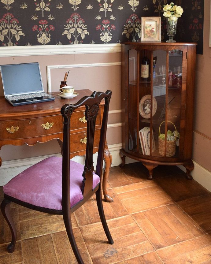 アンティークのキャビネット　アンティーク家具　英国輸入のアンティーク家具、木の装飾が上品なコーナーガラスキャビネット。お部屋の隅っこを彩ってくれます角にピタッとおさまってくれて、優雅な雰囲気を醸し出してくれるんです。(m-609-f)