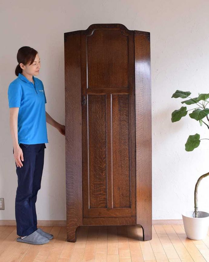 ワードローブ　アンティーク家具　シンプルで凛とした美しさ、英国のアンティークワードローブ（ホールローブ）。アンティークならでは！ワードローブ外国製のワードローブは装飾があちこちにあるので、絵になるアイテム。(m-610-f)