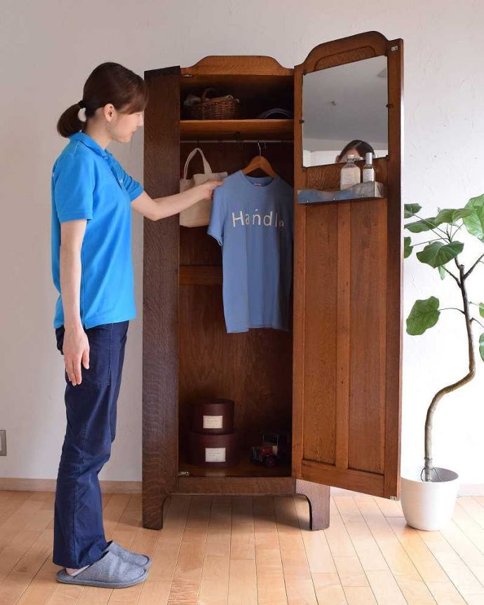 ワードローブ　アンティーク家具　シンプルで凛とした美しさ、英国のアンティークワードローブ（ホールローブ）。今日は何を着ようかな？お出かけ前のひとときが楽しみになります。(m-610-f)