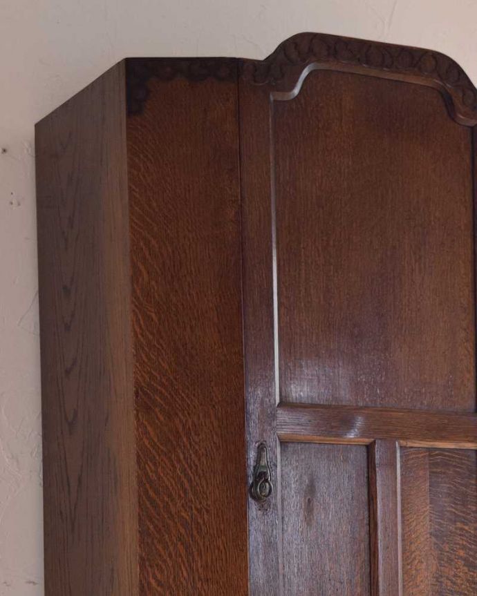 ワードローブ　アンティーク家具　シンプルで凛とした美しさ、英国のアンティークワードローブ（ホールローブ）。美しい木目が魅力的木目が美しく、高級感が感じられるキャビネットです。(m-610-f)