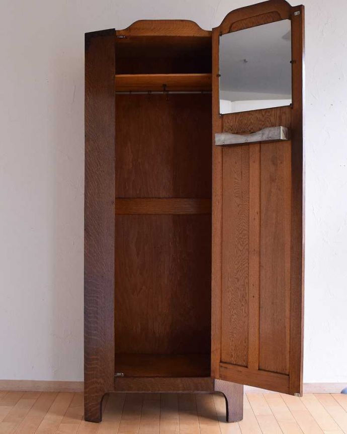 ワードローブ　アンティーク家具　シンプルで凛とした美しさ、英国のアンティークワードローブ（ホールローブ）。たっぷり収納できますたっぷり収納できるとっても便利なワードローブ。(m-610-f)