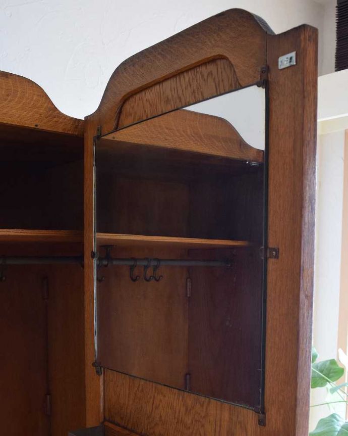 ワードローブ　アンティーク家具　シンプルで凛とした美しさ、英国のアンティークワードローブ（ホールローブ）。ここで身だしなみを整えて･･･ドアの裏にミラーがあります。(m-610-f)