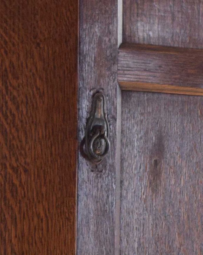 ワードローブ　アンティーク家具　シンプルで凛とした美しさ、英国のアンティークワードローブ（ホールローブ）。アンティークらしい素敵な取っ手デザインが美しい取っ手。(m-610-f)