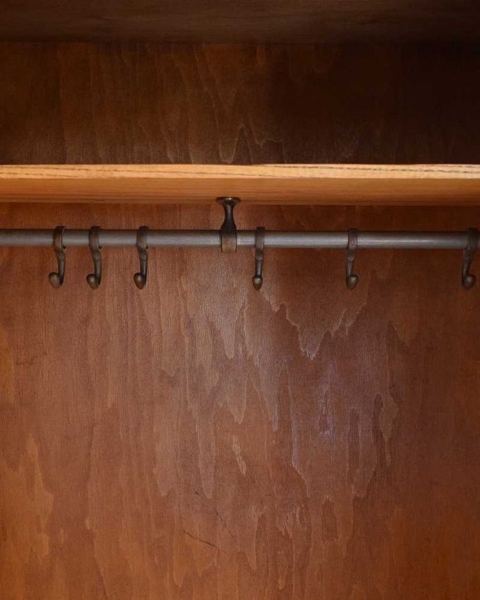 ワードローブ　アンティーク家具　シンプルで凛とした美しさ、英国のアンティークワードローブ（ホールローブ）。ハンガーが引っ掛けられるポールが通っています。(m-610-f)