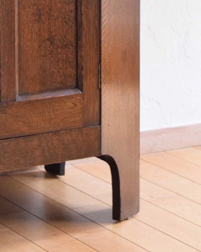 ワードローブ　アンティーク家具　シンプルで凛とした美しさ、英国のアンティークワードローブ（ホールローブ）。女性でも運べちゃう理由は･･･Handleのアンティークは、脚の裏にフェルトキーパーをお付けしていますので、重い家具でも床を滑らせれて移動する事が出来ます。(m-610-f)