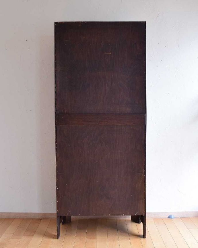 ワードローブ　アンティーク家具　シンプルで凛とした美しさ、英国のアンティークワードローブ（ホールローブ）。もちろん、後ろ姿もキレイです。(m-610-f)
