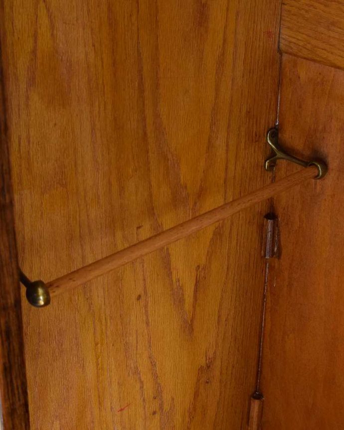ワードローブ　アンティーク家具　シンプルで凛とした美しさ、英国のアンティークワードローブ（ホールローブ）。下にもポールが通っています。(m-610-f)
