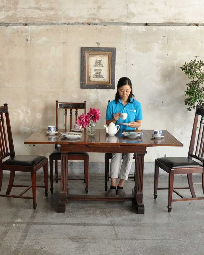 アンティークのテーブル　アンティーク家具　シンプルデザインの英国アンティーク家具、2本脚のドローリーフテーブル（伸張式テーブル）。家族や友だちが集まったら、大きく広げて使いましょう！急な来客があっても、このテーブルがあれば安心！全部広げるとたっぷり大人数で囲める広さのテーブルに早変わりします。(m-615-f)