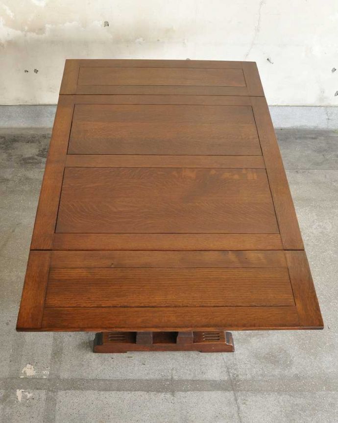 アンティークのテーブル　アンティーク家具　シンプルデザインの英国アンティーク家具、2本脚のドローリーフテーブル（伸張式テーブル）。上から見ると、天板には美しすぎる木の模様広げた状態で天板を見てみるとこんな感じ。(m-615-f)