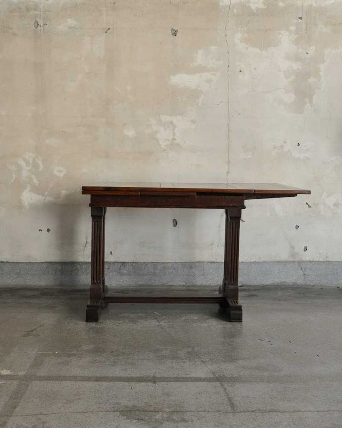 アンティークのテーブル　アンティーク家具　シンプルデザインの英国アンティーク家具、2本脚のドローリーフテーブル（伸張式テーブル）。片方だけ開いても･･･人数に合わせて、3タイプで大きさを選べるので、片方だけ開くと、こんな感じです。(m-615-f)