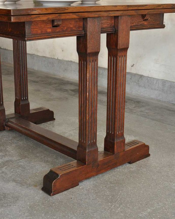 アンティークのテーブル　アンティーク家具　シンプルデザインの英国アンティーク家具、2本脚のドローリーフテーブル（伸張式テーブル）。持ち上げなくても移動できます！Handleのアンティークは、脚の裏にフェルトキーパーをお付けしていますので、持ち上げなくても床を滑らせて移動させることが出来ます。(m-615-f)