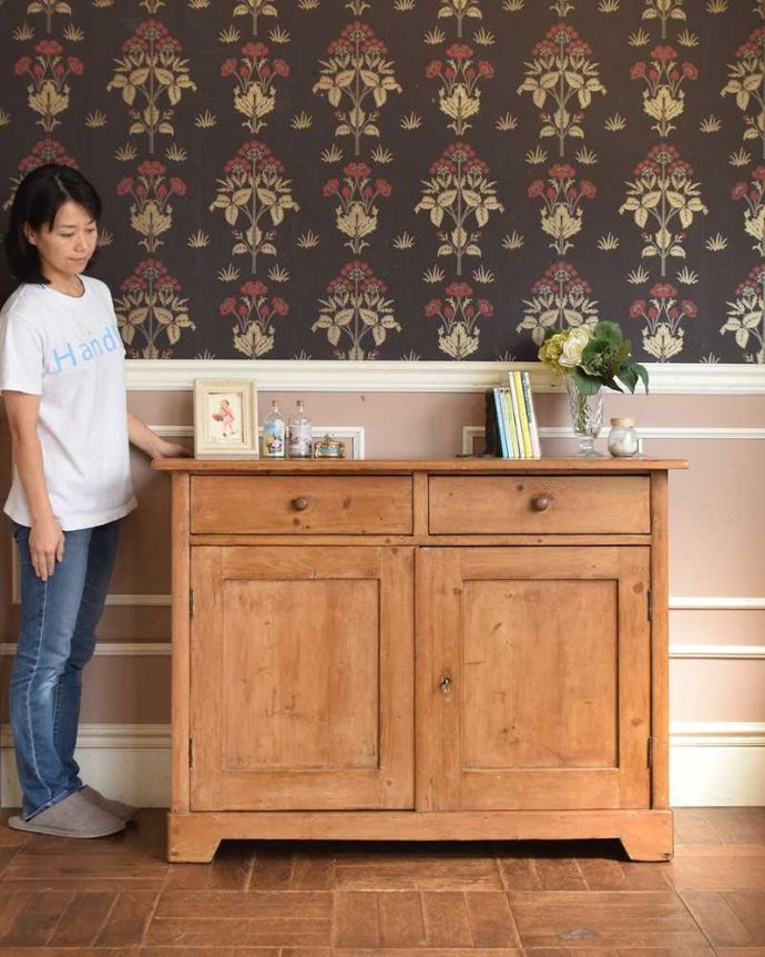 アンティークのキャビネット アンティーク家具 ナチュラルカントリーな雰囲気におススメ、オールドパインのサイドボード(キャビネット)。置くだけでナチュラルな雰囲気を作り上げてくれますやっぱりオールドパイン材の家具はナチュラルであったかい雰囲気を作り上げてくれるので個人的に大好きなアイテム。(m-616-f)